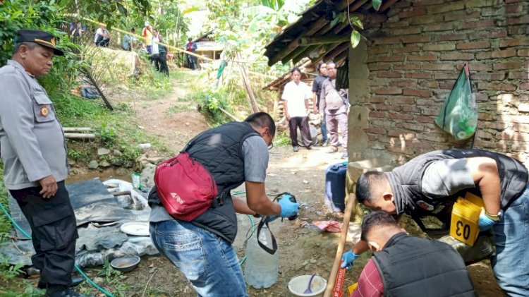 Petugas Polres Kebumen Melakukan Olah TKP Kasus Pembunuhan Anak Terhadap Orang Tuanya Di Kecamatan Karanggayam Kebumen. Budi Agung/RMOLJawaTengah