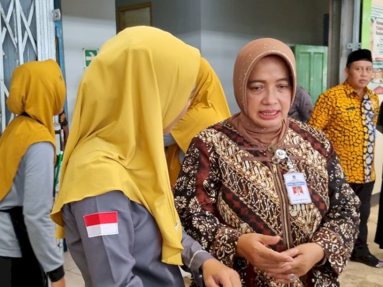 Buruh pabrik rokok PT Bagelen Raharja Sejahtera berkesempatan berbincang dengan Bupati Yuli Hastuti disela penyerahan BLT DBHCHT di pabrik tersebut. Budi Agung/RMOLJateng