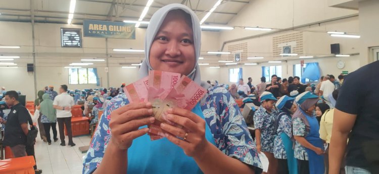 Salah seorang buruh rokok gembira usai mendapatkan BLT cukai sebesar Rp600 ribu dari Pemprov Jateng. Arif Edy Purnomo/RMOLjateng