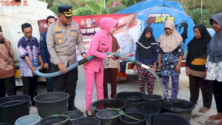 Kapolres Wonogiri AKBP Andi M Indra Waspada Amirullah Secara Simbolis Menuangkan Air Bersih Ke Ember Wargsa. Dokumentasi Humas Polres Wonogiri