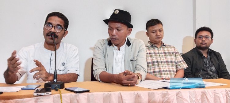 Mohammad Sofyan SH Yang Juga Ketua Perhimpunan Advokat Indonesia (Peradi) Salatiga Beserta Tim Kuasa Hukum Dari NN Warga Salatiga Saat Jumpa Pers Di Laras Asri Resort And Spa, Salatiga, Jum'at (21/06). Erna Yunus B/RMOLJawaTengah