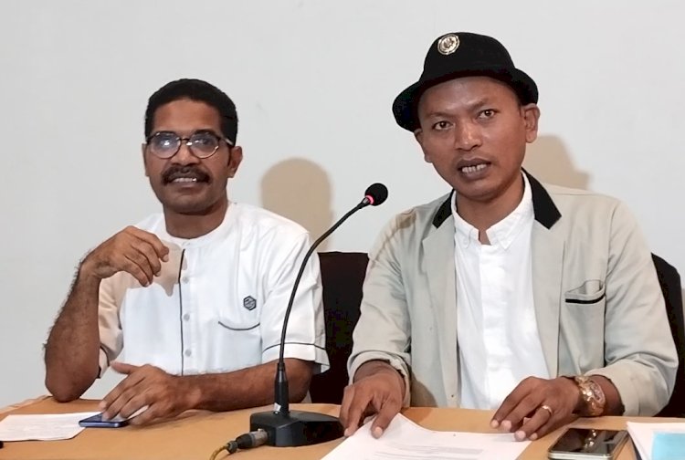 Pengacara Mohammad Sofyan SH (Kanan) Yang Juga Ketua Perhimpunan Advokat Indonesia (Peradi) Salatiga Beserta Tim, Saat Membeberkan Kepada Wartawan Di Laras Asri Resort And Spa, Salatiga, Jumat (21/06). Erna Yunus B/RMOLJawaTengah