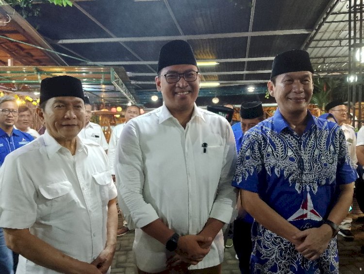 Ketua DPC Demokrat Yophi Prabowo bersama Ketua Gerindra Purworejo Hamdan Azhari mengapit Ketua Gerindra Jawa Tengah Sudaryono dalam pertemuan kedua parpol, Sabtu (11/6) malam. Budi Agung/RMOLJateng