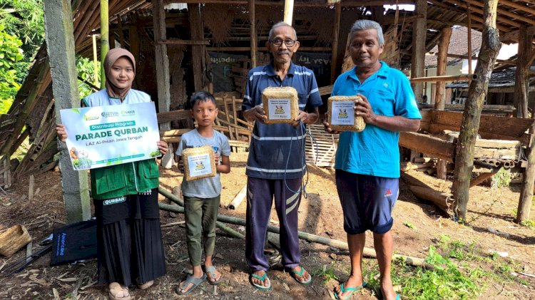 Lembaga Amil Zakat Al-Ihsan (LAZiS) Jawa Tengah (Jateng) memperingati Hari Raya Iduladha 1445 H/2024 M dengan menggelar parade qurban serentak di 17 titik di Jateng dan distribusi sedekah daging qurban di Palestina. Pemotongan hewan qurban ini dilakukan sejak Senin hingga Kamis (17-20 Juni 2024). dok LAZiS