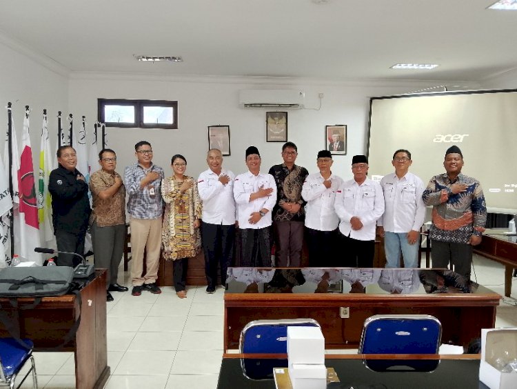 Anggota KPU Purworejo Bersama FKDM Dan Badan Kesbangpol Foto Bersama Setelah Melakukan Audiensi Di Ruang Pertemuan KPU Setempat. Budi Agung/RMOLJawaTengah