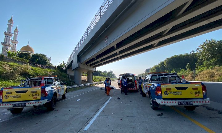 Kecelakaan Melibatkan Dua Kendaraan Truk Tronton (KR1) Dan Pajero Sport (KR2) Terjadi Di KM 405+200 Arah Semarang Ruas Jalan Tol Batang-Semarang Telah Ditangani Jasamarga, Sabtu (22/06). Erna Yunus B/RMOLJawaTengah