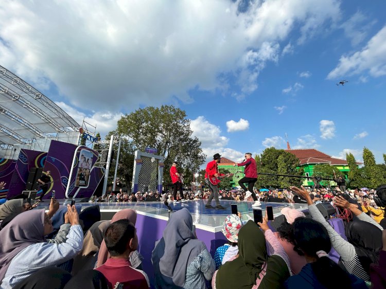 Salah satu grup band saat tampil di Karnaval yang Alun-alun Wonogiri, Sabtu (22/6). Tulus Premana/RMOLJateng