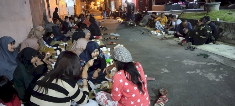Malam Mingguan warga di kawasan mepet sawah (mewah), Perumahan Taman Mutiara, Salatiga dengan menyantap menu Tengkleng, Sabtu (22/6). Erna Yunus B/RMOLJateng