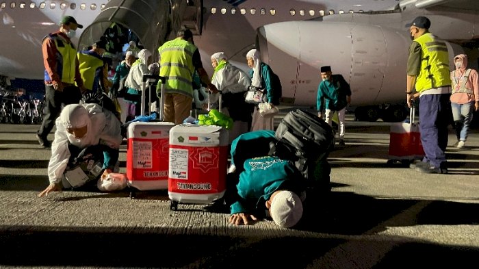 Sujud syukur jamaah haji asal Temanggung setibanya di bandara Adi Soemarmo Solo. humas Bandara
