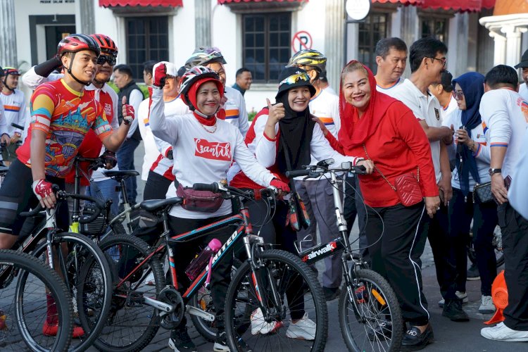 Wali Kota Semarang, Hevearita Gunaryanti Rahayu, bersama para flag para peserta Go Green Fun Bike berkeliling Kota Semarang, Minggu (23/6). Umar Dani/RMOLJateng