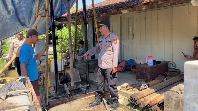 Kapolsek Donorojo Iptu Hananto Adi saat meninjau pembangunan sumur bor untuk mengatasi kekeringan air di Desa Clering Donorojo Jepara. Arif Edy Purnomo/RMOLjateng 