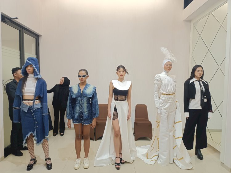 Peragaan Tahunan (Annual Show) LPTB Susan Budihardjo Semarang Menampilkan Karya Buatan Siswanya Untuk Acara Wisuda. Dicky A Wijaya/RMOLJawaTengah 
