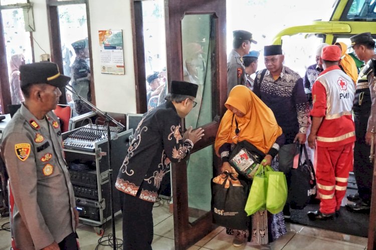 Sekda Adi Waryanto saat menyambut kepulangan jamaah haji dari Kabupaten Magelang. Tri Budi Hartoyo/RMOLJateng
