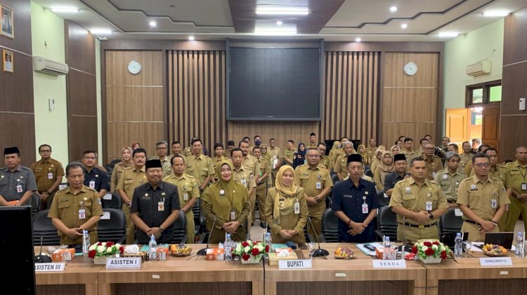 Bupati Demak bersama Sekda Demak dan OPD berfoto dalam acara evaluasi Smart City, Bina Praja Demak, Senin (24/6). Nungki/RMOLJateng