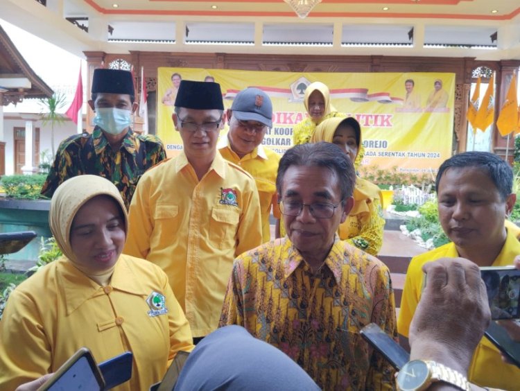 Kandidat bakal calon Bupati Purworejo dari Partai Golkar, Yuli Hastuti dan Imam Teguh Purnomo mengapit Ketua DPD I Golkar Jateng Panggah Susanto saat memberikan keterangan kepada wartawan. Budi Agung/RMOLJateng
