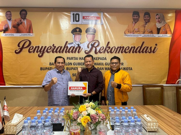 Ketua DPW Partai Hanura Jawa Tengah, Bambang Raya menyerahkan langsung rekomendasi partai kepada Samani Intakoris di kantor DPD Partai Hanura Jateng. Istimewa 