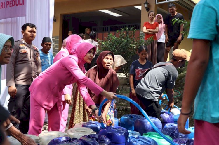 Anggota Bhayangkari turut membantu penyaluran air bersih dari Polres Kebumen untuk warga Desa Kalirejo Kecamatan Karanggayam.  Budi Agung/RMOLJateng