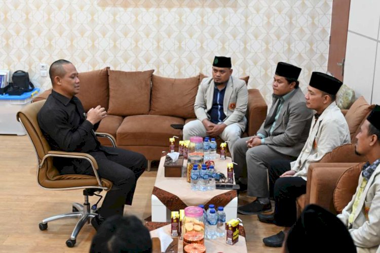 Bupati Arif Sugiyanto saat menerima audiensi dari Pengurus Daerah Pemuda Muhammadiyah Kabupaten Kebumen.  Budi Agung/RMOLJateng