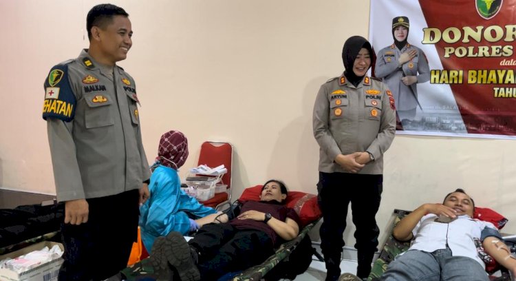 Kapolres Salatiga AKBP Aryuni Novlvitasari saat mendonorkan di Mapolres Salatiga, Rabu (26/6). Erna Yunus B/RMOLJateng 