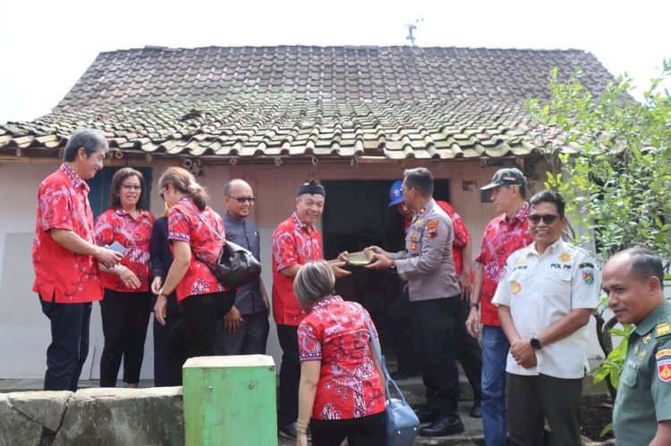 Bedah rumah Wahyudi sebagai rangkaian kegiatan merayakan HUT ke-78 Bhayangkara oleh Polres Magelang Kota. Istimewa