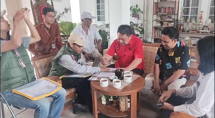 Petugas Coklit Saat Mendata Ketua DPRD Salatiga Dance Ishak Palit Didampingi Ketua KPU Salatiga Yesaya Tiluata Dan Komisioner KPU Salatiga Divisi Teknis Penyelenggaraan Dewi Retnowati Di Kediaman Rumah Dinas DPRD Setuju, Kamis (27/06). Erna Yunus B/RMOLJawaTengah 