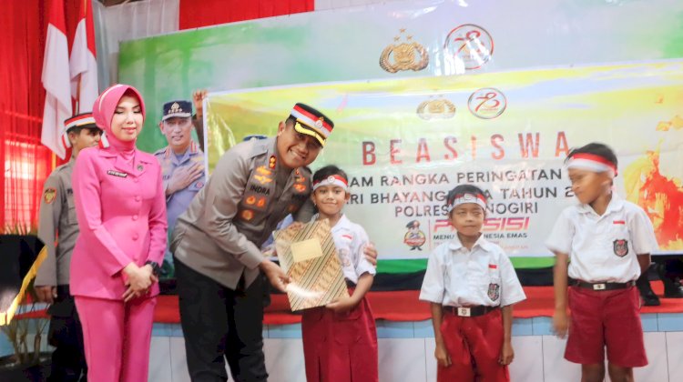 Kapolres Wonogiri AKBP Andi Muhammad Indra Waspada Amirullah,  didampingi Ny. Putri Maharani indra waspada Ketua Bhayangkari Cabang Wonogiri menyerahkan bantuan kepada warga. Humas Polres Wonogiri