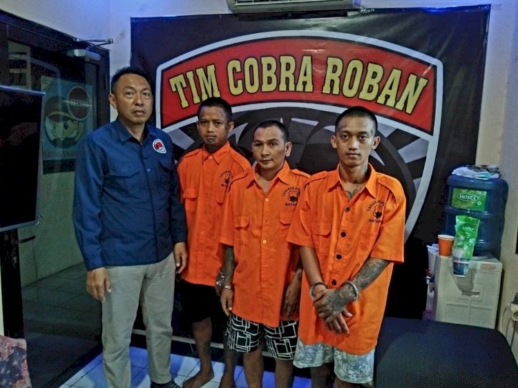 Kasatnarkoba Polres Batang AKP Erdi Nuryawan menunjukkan tiga tersangka kasus peredaran sabu. IST