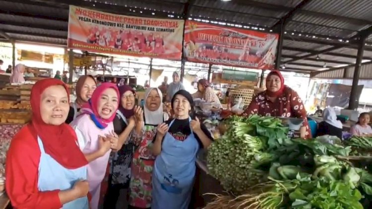 Perwakilan Paguyuban Emak-Emak Pedagang Pasar Kebondowo, Banyubiru, Kabupaten Semarang Menyatakan Sikapnya Mendukung Kapolda Jateng Irjen Pol. Ahmad Luthfi Menjadi Gubernur Jawa Tengah, Sabtu (29/96). Erna Yunus B/RMOLJawaTengah