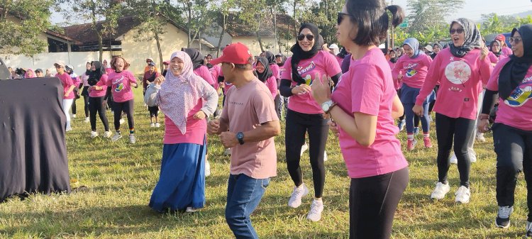 Ida Farida Muh Haris Yang Juga Anggota DPRD Provinsi Jateng Dari Fraksi PKS, Terlihat Tampil Bersama Kegiatan Putranya Faros Serta Warga Salatiga Di Lapangan Pulutan, Salatiga, Minggu (30/6) Pagi. Erna Yunus B/RMOLJawaTEngah  