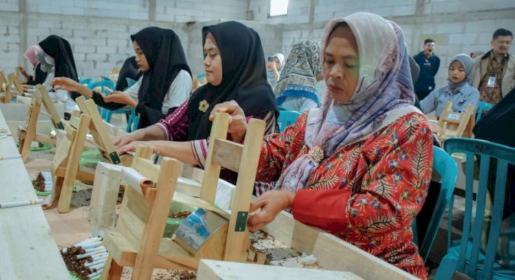 Warga Di Wonosobo Mendapatkan Pelatihan Pelintingan Tembakau. Dokumentasi Kominfo Wonosobo/RMOLJawaTengah