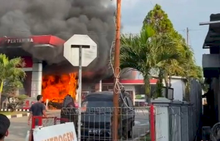 Mobil terbakar usai isi BBM di Pom Bensin Matesih Karanganyar. Dian Tanti/RMOLJateng
