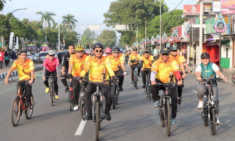 Kapolres Purworejo AKBP Eko Sunaryo dan Dandim Letkol Inf Yohanes Heru Wibowo turun langsung dalam Bhayangkara Fun Bike 2024.  Budi Agung/RMOLJateng