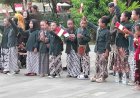 1.500 Perempuan Berparade Kebaya di Candi Borobudur, Gadis Bule Emoh Ketinggalan