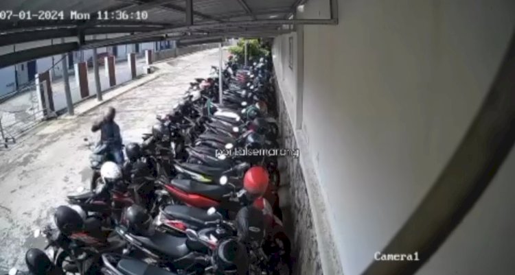 Maling Helm Nekat Beraksi Di Dalam Salah Satu Pabrik Di Kawasan Industri Tambak Aji, Ngaliyan, Semarang. Tangkapan Layar Dicky A Wijaya/RMOLJawaTengah