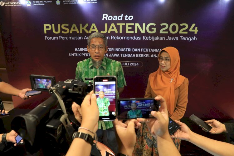 Sekretaris Daerah Provinsi Jawa Tengah Sumarno Dan Deputi Kepala Perwakilan Bank Indonesia Jawa Tengah Ndari Suryaningsih Saat Jumpa Pers Di Hotel Gumaya Semarang. (02/07) Erna/RMOLJawaTengah