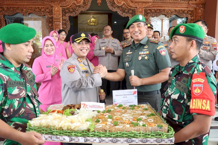 Dandim 0722/Kudus Letkol Inf. Andreas Yudhi Wibowo memberikan kejutan saat peringatan HUT ke-78 Bhayangkara. Arif Edi Purnomo/RMOLjateng