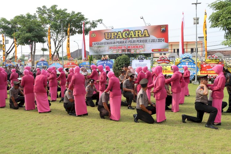 Sejumlah Bhayangkari Polres Kudus memasangkan pangkat baru dan memberikan ucapan kepada suami ataupun keluarga yang naik pangkat. Arif Edi Purnomo/RMOLjateng