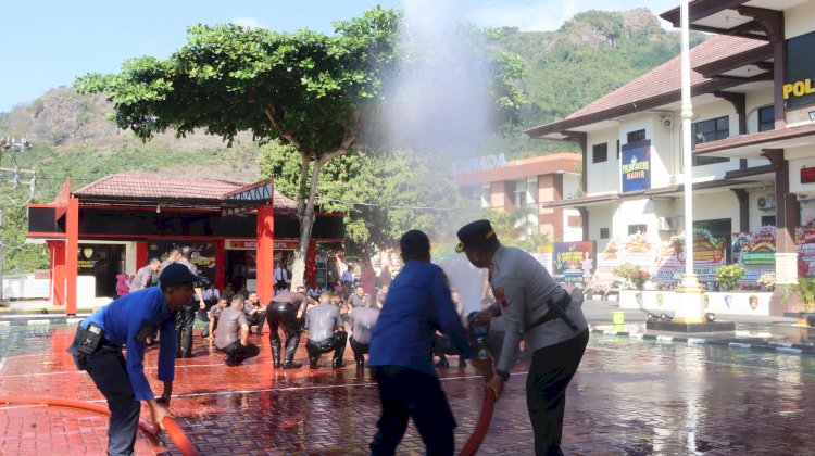 Kapolres AKBP Andi M. Indra Waspada Amirullah, didampingi Ketua Cabang Bhayangkari mengguyurkan air kembang sebagai bentuk rasa syukur atas anugerah yang diterima. Dilanjutkan pemasangan pangkat baru kepada anggota yang naik pangkat. Humas Polres Wonogiri