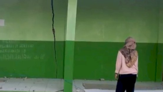 Guru menunjukan keretakan paska pembangunan SDN 2 Sumurgede Godong, Grobogan, Jawa Tengah. Rubadi/RMOLJateng.