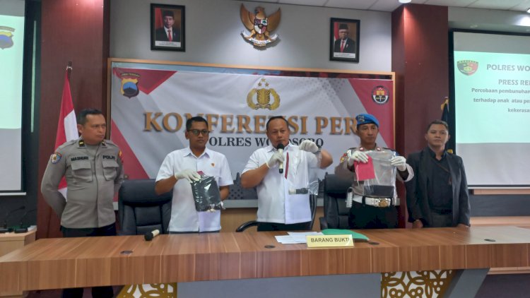 Kasatreskrim, AKP Kuseni (tengah) menunjukan sejumlah barang bukti. Ari S/RMOLJateng