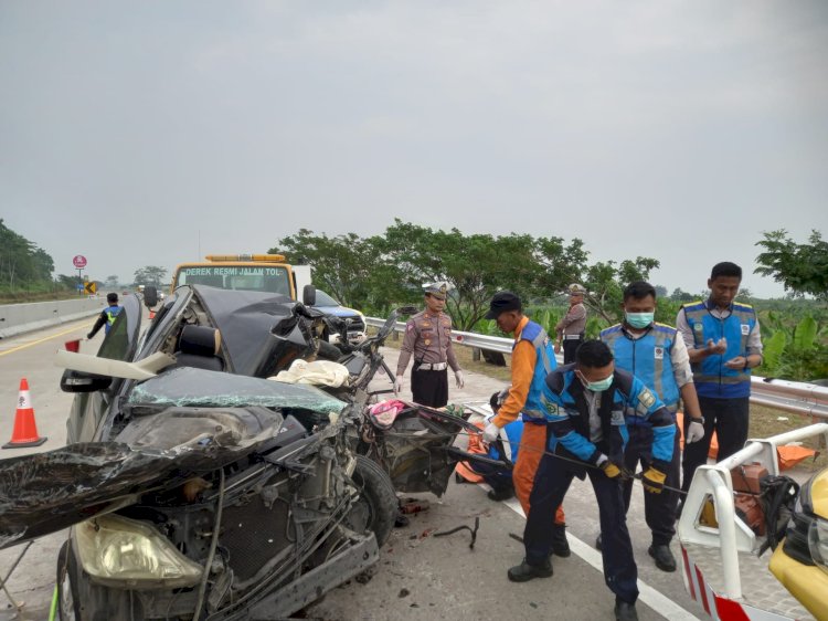 Evakuasi kendaraan yang alami kecelakaan  di Tol Semarang- Batang, Kamis (4/7). IST