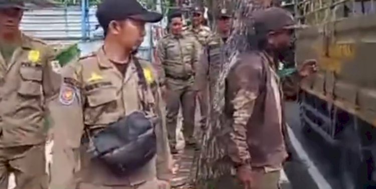 Seorang ODGJ sering meresahkan dan ganggu warga karena minta-minta di warung diamankan petugas Satpol PP Kota Semarang. Dicky Aditya/RMOLJateng