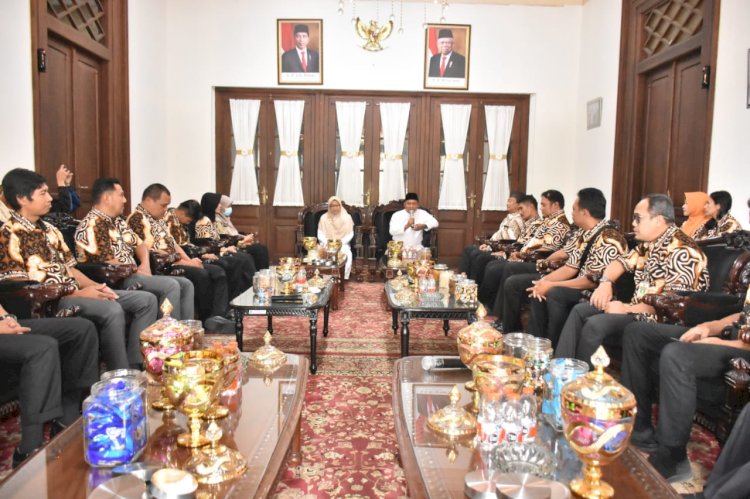 Pj. Wali Kota Salatiga, Yasip Khasani, Beserta Istri Anita Nofiana, Menerima Petinggi Pemkot Salatiga Sepulang Menunaikan Ibadah Haji, Kamis (04/07). Erna Yunus B/RMOLJawaTengah