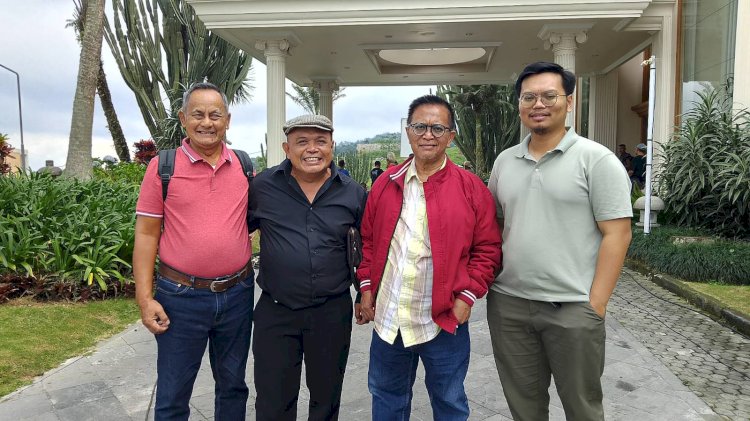 Desainer Semarang Bayu Ramli (kemeja hitam, bertopi) bersama produser film nasional Dani Sapawie (jaket merah, berkacamata), serta kru pendukung, di sela syuting FTV genre horor, Tanah Mayit, di Semarang, Kamis (4/7). Soetjipto/RMOLJateng