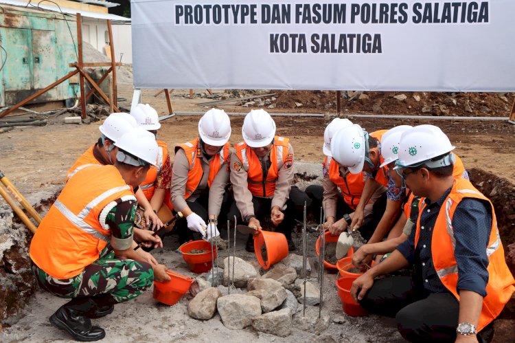 Petinggi Polri Saat Melakukan Peletakan Batu Pertama Di Gedung Satpas Purwarupa (Prototype) Dan Fasum Polres Salatiga Terletak Di Jalan  Diponegoro No 82 Salatiga, Jumat (05/07). Erna Yunus B