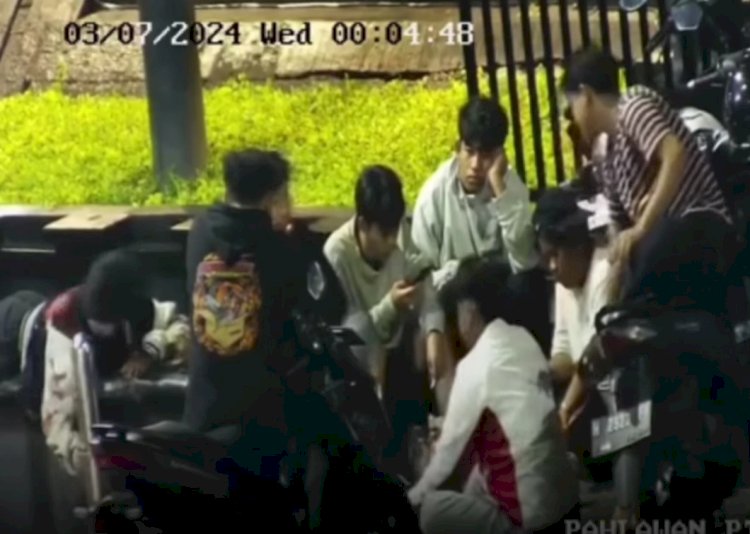 Beberapa remaja nekat pesta miras di pinggir Jalan Pahlawan, Semarang, aksi mereka terekam jelas dari kamera CCTV milik Dishub. Istimewa