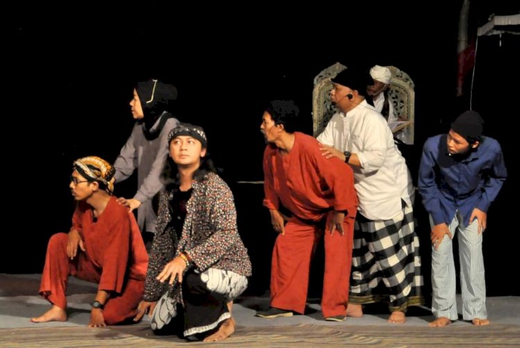Pertunjukkan teater lingkar berjudul Laron yang menyentil pencitraan dalam kehidupan beragama