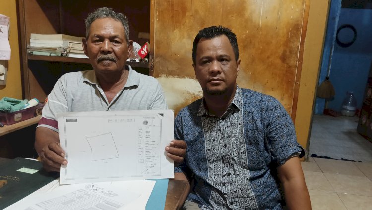 Haji Hassam Jamari  bersama kuasa hukumnya, Didik Pramono,menunjukkan fotokopi sertifikat tanahnya yang masih ditahan sebuah koperasi syariah, Jumat (5/7) malam. Bakti Buwono/RMOL Jateng