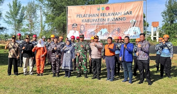 Para pejabat berfoto bersama di pembukaan Pelatihan SAR Kabupaten Batang yang diinisiasi Lanal Tegal, Sabtu (6/7). Bakti Buwono/RMOL Jateng