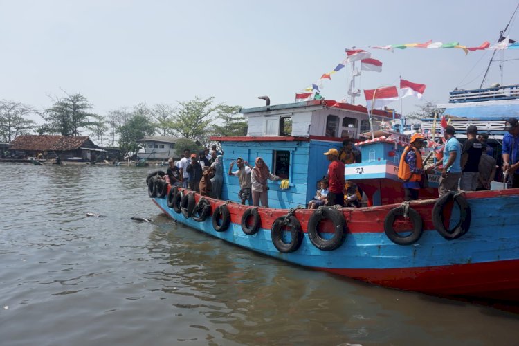Prosesi larung laut di TPI Klidang Lor Kabupaten Batang beberapa waktu lalu. Bakti Buwono/RMOL Jateng
